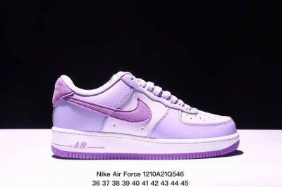 耐克nike Air Force 7 空军一号低帮百搭休闲运动板鞋。柔软、弹性十足的缓震性能和出色的中底设计，横跨复古与现代的外型结合，造就出风靡全球三十多年的