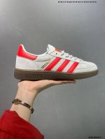 Adidas Originals Handball Special 褐色 此款鞋延续了橡胶外底和经典款式的传统。优质绒面革鞋面和标志性的3条纹采用明亮的对比色，