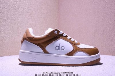 alo Yoga Recovery Mode 人气单品 舒适简约防滑耐磨低帮休闲板鞋 #Alo Yoga于2007年创立于洛杉矶 意在传播有意识的运动 同时激发