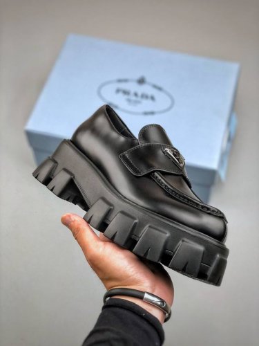 prada 普拉达 低帮休闲鞋 大气个性更潮更抢眼更追求档次 它将颠覆旧念 与您共度时尚潮人必备 面料采用原版进口小牛皮 牛皮内里垫脚 橡胶发泡大底 轻便防滑耐