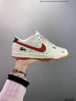 310 公司级Stussy X Nike Dunk Low 立体红勾 此款主张打破传统的工业化流水线设计限制，以Made By Ideas的超级创意为理念，集结