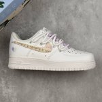 本地 核心私 Nike Air Force 1'07 Low 紫色小香风 空军一号低帮休闲板鞋 #设计灵感以梦幻紫为主题，配色上以紫白色为主，鞋后侧爱心涂鸦、鞋