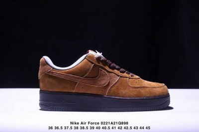 160 真标耐克Nike Air Force 1“07空军一号低帮百搭休闲运动板鞋。柔软、弹性十足的缓震性能和出色的中底设计，横跨复古与现代的外型结合，造就出风