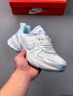 耐克Nike V2K Run新款百搭休闲跑步鞋 复古风潮 网面透气 紧致的鞋面材质提供良好的包裹性 鞋侧 Swoosh以及鞋头部分搭配增添不少亮点的镀铬细节 鞋