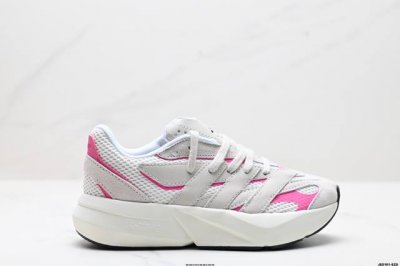 250 公司级Adidas Lightblaze 舒适防滑 新款阿迪达斯低帮跑步鞋 极致轻盈的Lightweight Upper设计 带来近乎裸足的舒适体验 中