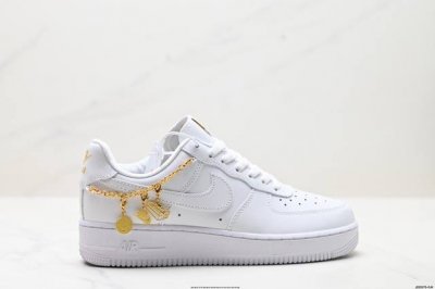 真标耐克Nike Air Force 1’07 Lx空军一号低帮百搭休闲运动板鞋。柔软、弹性十足的缓震性能和出色的中底设计，横跨复古与现代的外型结合，造就出风靡