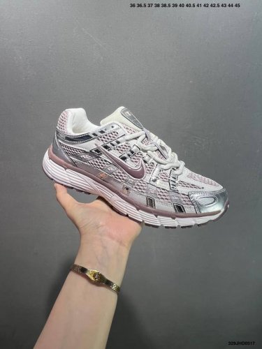 公司级耐克Nike p-6000 女子跑鞋内外侧都用了红色的钩子 采用透气材料 搭配匠心覆面 再现千禧年代的跑鞋风格 塑就大气外观 鞋款秉承 Nike pega