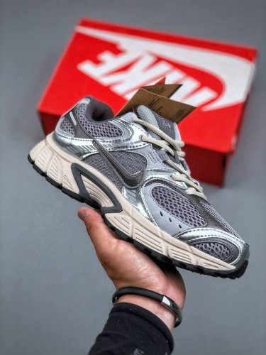 Nike V5 Rnr 舒适百搭防滑耐磨 低帮跑步鞋 Nike V5 Rnr 女子运动鞋舒适有型适合日常穿着该鞋款延续千禧年经典设计搭载泡绵中底厚实而轻盈匠心细