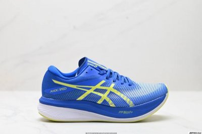 公司级Asics 亚瑟士Magic Speed 3稳定跑鞋鞋面采用双层提花网面设计，提高包裹性和透气性，后跟搭载稳定系统科技T-Gel提升整体支撑力和结构感，减