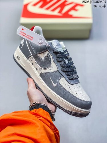 耐克 Nike Air Force 1 '07 Low 空军一号含气垫 低帮百搭厚底增高休闲运动板鞋。柔软、弹性十足的缓震性能和出色的中底设计，横跨复古与现代的