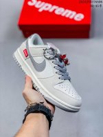 Supreme联名-米灰滑板鞋海外官方同步发售，耐克nike Dunk Low Supreme 联名，美国街头滑板鞋潮牌，红底白色的独特logo使supreme