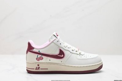 真标耐克Nike AIR FORCE 7 空军一号低帮百搭休闲运动板鞋。柔软、弹性十足的缓震性能和出色的中底设计，横跨复古与现代的外型结合，造就出风靡全球三十多