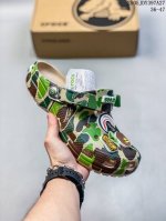 卡洛驰Crocs 男女鞋新款经典榴莲洞洞鞋夏季户外沙滩鞋骆休闲包头凉拖鞋 N榴莲榴莲克骆格在经典克骆格的基础上 大胆采用凹凸不规则的设计 形成独特的几何感鞋面