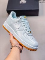 公司级带半码 耐克nike Air Force 1 Low 空军一号 Af1 低帮百搭厚底增高休闲运动板鞋。柔软、弹性十足的缓震性能和出色的中底设计，横跨复古与