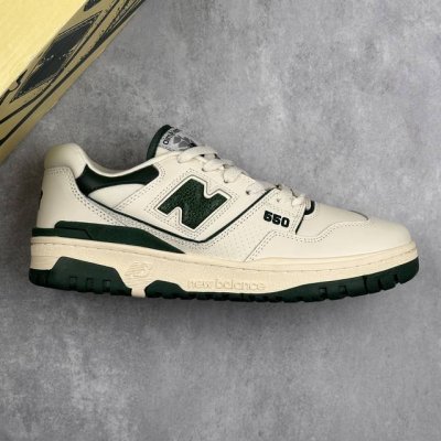 本地220 核心私 new Balance Nb 550 皮革 轻便舒适减震低帮复古篮球鞋 new Balance 550板鞋，是一款深受喜爱的复古鞋款。它首次