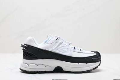 公司级耐克Nike Zoom Vomero Roam 马拉松复古跑五代休闲运动慢跑鞋 采用环保纤维革饰片组合网眼布鞋面材质 升级正确后跟Tpu加固 耐弯折热塑框