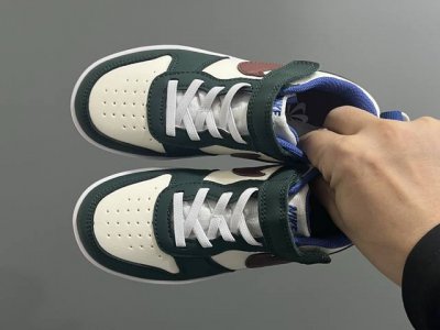 nk 空一号工装低帮魔术贴儿童板鞋小白鞋 Size：22-37.5码 经典百搭板鞋小白鞋，学生时代必备 低帮魔术贴设计，穿脱方便 橡胶大底，耐磨防滑 优质皮料拼