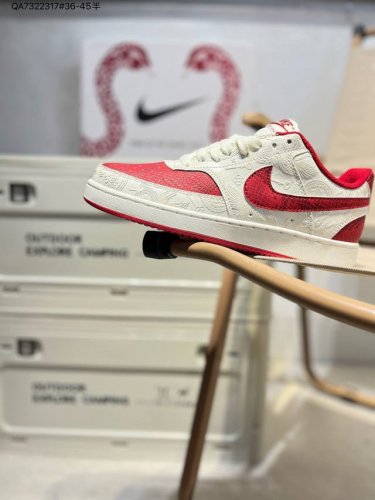 Nike Court Vision Low 低帮百搭透气休闲运动板鞋 经典耐用的设计，兼顾舒适脚感和出众风范，演绎匠心之作。结构性的支撑贴合感结合复古篮球设计，