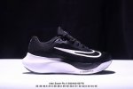 耐克 Nike Zoom Fly 5 运动鞋男女士公路跑鞋竞速跑步鞋厚底增高老爹鞋。采用耐用的设计，不仅可以部署在您最喜欢的比赛的起跑线上，还可以部署在征服后的