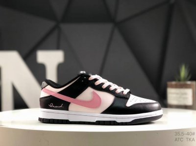 250 耐克 Nike Sb Dunk Low 运动鞋复古板鞋，尽情迈步，彰显个性风采。采用柔软皮革鞋面，经久耐穿，塑就如元年款 Dunk 般的复古质感。鞋头透