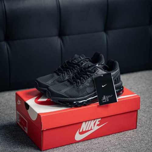Nike Air Max 2013 舒适时尚耐磨透气 低帮跑步鞋运动鞋携时尚设计闪亮回归，出众有型。采用网眼布细节和运动风无缝覆面，助你保持清爽感受，塑就焕新造