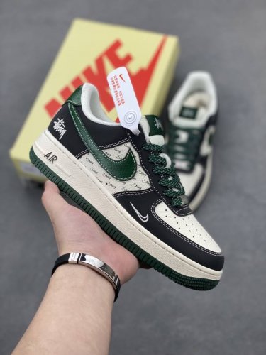 海外限量发售！公司级Nike Air Force 7 Low “斯图西联名 黑绿勾英文”空军一号 低帮 运动鞋 休闲鞋 折边针车 工艺难度大 原楦头原纸板 原装