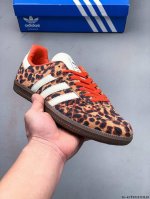 130 真标半码！Adidas Samba Og 经典鞋款 adidas 近70年的经典Samba Og 修长的鞋楦,略微尖尖的鞋头,翻毛皮的鞋头拼接,这些我们