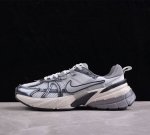 Nk V2K Runtekk Run 减震防滑复古低帮跑步鞋 Fd0736-003 鞋款被命名为 Runtekk 设计上借鉴了 2000 年的跑鞋风格 简练又有