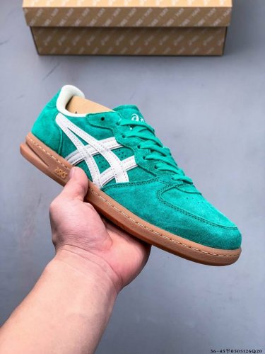 hay X Asics Skyhand Og 联名款休闲百搭板鞋 来自丹麦的家居品牌Hay一直以来都秉承着“每个人都应当享有优质的设计”的理念。 此次与Asic