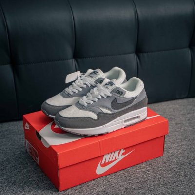 核心私 Nike Air Max 1 耐克气垫 缓震 耐磨运动鞋 鞋身材质均选择皮革 织物 麂皮多种材质覆盖 保证质感的前提下 层次感也相当不错 带有开窗式 A