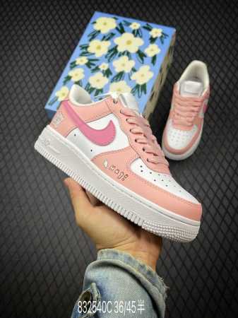 c nk Air Force 1'07 Low 抱抱熊 空军一号低帮休闲板鞋 Yy2024-762 #配色灵感来源于可爱的“粉底抱抱熊”鞋子以粉白色调为主，后跟 - 点击图像关闭