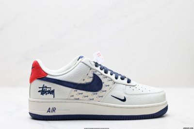 真标耐克Nike Air Force 1“07空军一号低帮百搭休闲运动板鞋。柔软、弹性十足的缓震性能和出色的中底设计，横跨复古与现代的外型结合，造就出风靡全球三