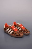 230 Adidas Samba Og 复古桑巴板鞋 纯原大厂出品 这款桑巴鞋展示了高质量的工艺 带有装饰的超锁缝制和无缝的手感 柔软、柔软的皮革造型和标志性