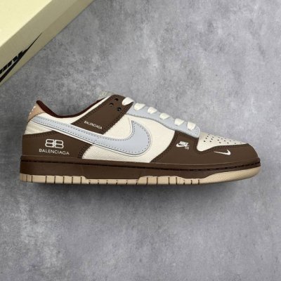 本地 核心私 Balenciaga X Nike Dunk Sb Low 巴黎世家 X 耐克 Sb 联名棕白蓝 低帮休闲运动板鞋 鞋身整体以米白色帆布打造，搭配