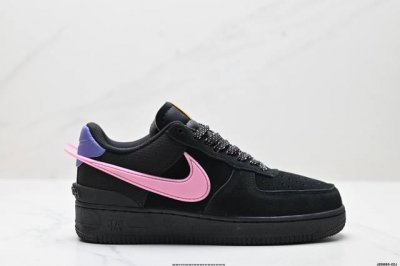 真标Ambush X Nk Air Force 1‘07 Low Sp 空军一号联名标志性的Swoosh延伸至鞋跟之外 鞋舌和鞋垫上印有Ambush品牌标志 整