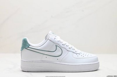 真标耐克nike Air Force 1 Low 空军一号低帮百搭休闲运动板鞋。柔软、弹性十足的缓震性能和出色的中底设计，横跨复古与现代的外型结合，造就出风靡全