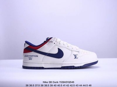 耐克supreme X Nike Sb Dunk Low 联名白绿三小勾此款主张打破传统的工业化流水线设计限制，以made By Ideas的超级创意为理念，集