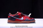 耐克Nike Sb Dunk Low Pro蝙蝠侠红 扣篮系列复古低帮休闲运动滑板板鞋。采用脚感柔软舒适Zoomair气垫，有效吸收滑板等极限运动在落地时带来的
