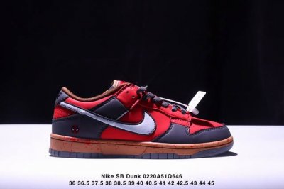 耐克Nike Sb Dunk Low Pro蝙蝠侠红 扣篮系列复古低帮休闲运动滑板板鞋。采用脚感柔软舒适Zoomair气垫，有效吸收滑板等极限运动在落地时带来的