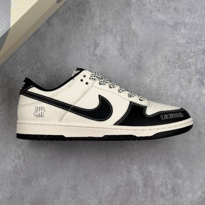 本地 核心私 Undefeated X Nike Dunk Sb Low Und X 耐克 Sb 低帮 联名黑白 休闲运动板鞋 鞋身整体以米白色皮革打造，搭配黑