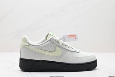 真标耐克Nike Air Force 1“07Lx空军一号低帮百搭休闲运动板鞋。柔软、弹性十足的缓震性能和出色的中底设计，横跨复古与现代的外型结合，造就出风靡全