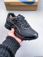180 Asics Jog 100S 亚瑟士限定款 轻量低帮防滑跑步鞋 鞋款面料使用网布增加透气性，鞋底纹路以越野跑鞋为灵感概念，增添潮流感。外观上也增加了科技