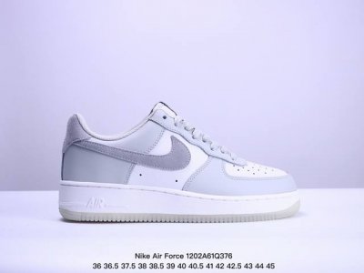 耐克 Nike Air Force 1 '07 Low 空军一号含气垫 低帮百搭厚底增高休闲运动板鞋。柔软、弹性十足的缓震性能和出色的中底设计，横跨复古与现代的