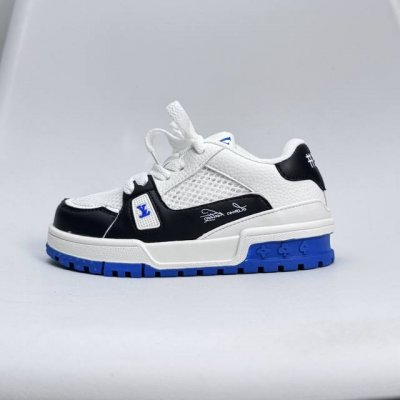 lv Trainer儿童镂空网面板鞋 Size:26-37码 舒适透气，轻盈步伐 这款板鞋采用优质材料制作，既保证了穿着的舒适度，又让小脚丫能自由呼吸。轻盈的设