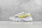 Ds版 W Nike Tc 7900 新款老爹鞋 注入非凡时尚气息 塑就高雅外观 耐穿合成材质搭配柔软丝绒 该鞋款保留了挚爱的加垫鞋口 柔软泡绵缓震配置 和抓附