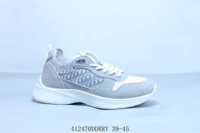 迪奥 Dior 延续 Di*R的经典款式。采用小牛皮压花舒适羊里，整体设计相得益彰。时尚百搭，可为各式造型增光添彩。塑造独具动感活力与摩登气息的精致设计，这款全