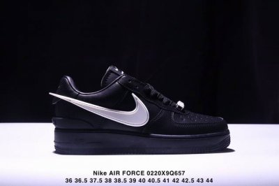 耐克Nike Air Force 1‘07 空军一号低帮百搭休闲运动板鞋。柔软、弹性十足的缓震性能和出色的中底设计，横跨复古与现代的外型结合，造就出风靡全球三十