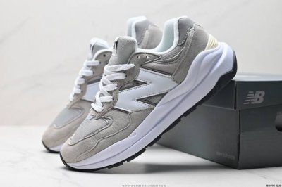 公司级new Balance Nb5740系列 凭借多种严选的优质素材重塑出让人耳目一新又充满层次感的革新中低结构。为呼应90年代的巨大化潮流，鞋侧也点题采用了