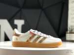 220 Addis Original Samba Og 复古桑巴板鞋 这款桑巴鞋展示了高质量的工艺 带有装饰的超锁缝制和无缝的手感 柔软、柔软的皮革造型和标志性
