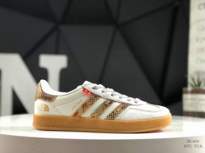 220 Addis Original Samba Og 复古桑巴板鞋 这款桑巴鞋展示了高质量的工艺 带有装饰的超锁缝制和无缝的手感 柔软、柔软的皮革造型和标志性